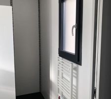 Salle de bains RDC- Menuiserie Gris Anthracite RAL 7016- Faïence Ref Colorker Touch Perla- Decoceram
Mosaïque Fineline Grey Mix tesselles- Decoceram
Carrelage Sol :  Lounge Bois White 15 x 90- Decoceram
Peinture Blanche- Finition Evolutex Velours- Seigneurie
Receveur Ref Acquabella State Negro 200 x 90