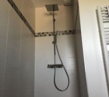 Salle de bains Etage- Faïence Ref Colorker Touch Perla- Decoceram
Mosaïque Ref alu décor patchwork contemporain- Decoceram
Colone de douche Hansgrohe- Ref Showerpipe Crometta E240