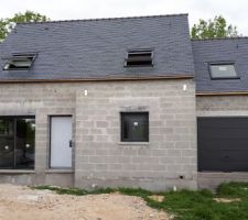 Et voila la maison est HA.HE. Je suis très contente du rendu, les extérieurs sont gris anthracite et l?intérieur est blanc. La porte de service est blanche. La maison va être en arrêt pendant 15 jours car l'enduiseur est en vacances.