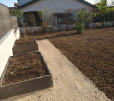 Bacs potager avec gouttes à gouttes