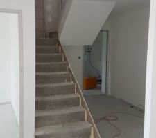 Plafond terminés et couche d'apprêt sur les murs