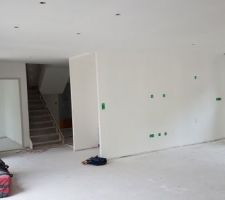 Plafond terminés et couche d'apprêt sur les murs