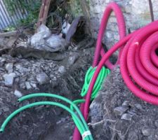 3 gaines vertes 2 pour la communication même si aujourd'hui avec la fibre une seule suffit, 1 pour la commande et 1 rouge de 65 pour l'alimentation du futur portail et une rouge de 90 pour Enedis.