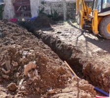 Les tranchées des eaux potables, électricité, communication et alim. et commande Portail avancent.