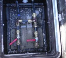L'intérieur du regard, une vanne pour chaque maison pour un seul compteur dans un premier temps.