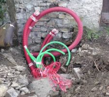 Le réseau arrive près du porche, il faut encore passer le mur pour la gaine de 90.