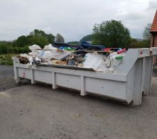 Déchets qui étaient sur le terrain d'à côté enfin ramassés