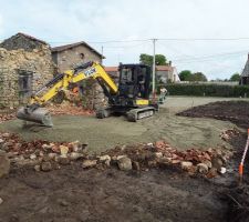 Création du chemin d'accès et de la zone parking -
Mise en place du début de la zone parking, le reste sera fini avec les gravas de démolition