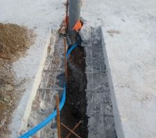 Réparation de l'erreur de placement des évacuations WC. La dalle est passée au lapidaire en évitant de disquer le ferraillage pour s'y rattacher avec un nouveau treillis.