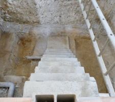 Escalier V2 et cave encore d&eacute;caiss&eacute;e