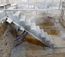 Escalier V2 et cave encore d&eacute;caiss&eacute;e