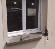 Appui de fenêtre cassé par le voisin