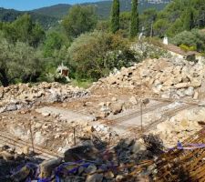 Enfin comme prévu, le 29 Avril le béton de propreté est enfin coulé. Chez nous, il n'y a pas chaises. en effet, lors des fouilles, ca a pas mal foisonné, rien qu'à voir la roche sur les images on arrive à le constater.