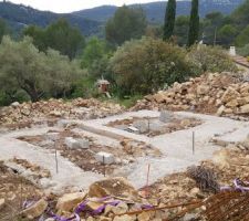Une autre vue. Il y a aussi la partie en contre bas sur l'autre restanque,  mais ce n'est pas évident d'avoir une vue d'ensemble.
Enfin bon, là on peut définitivement (on espère) dire que la construction a enfin commencé!