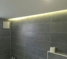 Lumière le long du mur