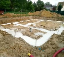 En premier plan le garage de 20m2 au fond &agrave; droite le salon et au fond &agrave; gauche la cuisine

c?est clair nan?