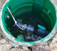 Réservoir de la pompe de relevage plein d'eau...