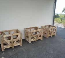 J'ai récuperé trois caisses pour réaliser des " caissons " a pelouse ( on y plante de pommes de terre )