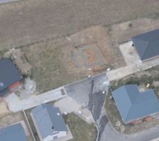 Vue a&eacute;rienne de la parcelle. Les fondations de la maison voisine sont visibles. Notre maison viendra en sym&eacute;trie par rapport &agrave; cette derni&egrave;re.