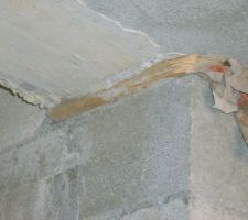 Rebouchage fa&ccedil;on "notre ma&ccedil;on" sur le haut d'une poutre!pas tr&egrave;s propre du tout...