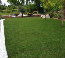 Jardin en cours - partie gazon en plaque posé le 8 mai.