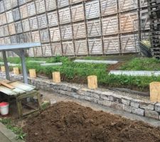 Pose Des premières pierres granit pour montage du mur en pierre sèche