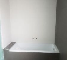 Salle de bain avec les joints de la baignoire faits