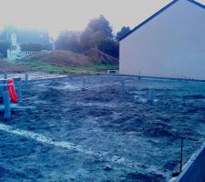 Les fondations se poursuivent, vue sur le centre de la maison