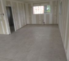 La cuisine finit plus que peinture et meubles