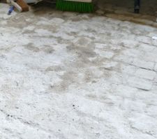 Le sol humide de la buanderie