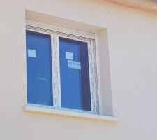 Le vitrage transparent de la salle de bains n'a pas été remplacé par le vitrage opaque