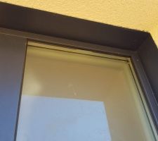 Le joint de la tierce de la porte d'entrée n'a toujours pas été réparé ou remplacé