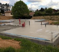Voilà où nous en sommes aujourd'hui : la dalle est coulée. La partie du garage sera coulée en même temps que la chape liquide car il n'y aura pas de dénivelé entre le garage et la maison (norme pmr). La dalle va sécher une quinzaine de jours avant la future élévation.