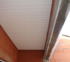 Lambris au dessus du porche devant la porte d'entrée