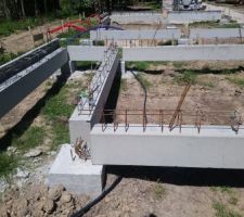 Mise en place des poutres sur les tetes de pieux