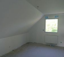Une des chambres peinte - reste la couleur à peindre.