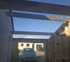 Pose des madriers pour la toiture