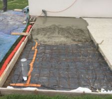 R&eacute;alisation de la dalle b&eacute;ton, pose d'un treillis soud&eacute; et reprise de la dalle existante par des tiges de fers scell&eacute;es chimiquement.