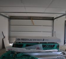 Porte de garage en 4m par 2,25m et porte d'entrée a coté.