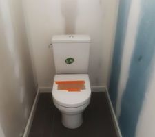 WC installé en cours de raccordement ...