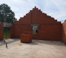 Elévation des murs : linteaux et pignons