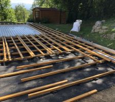 Lambourde le long de l'autre grand côté de la piscine