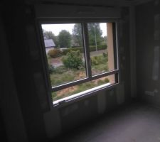 La grande chambre de l'&eacute;tage sa fenetre