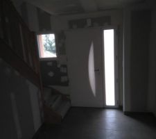 Le hall d'entr&eacute; l'escalier et la porte tierce