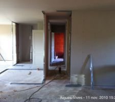 Couloir , le cellier à gauche et le dressing au fond  chambre