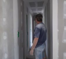 Lumière dans le couloir