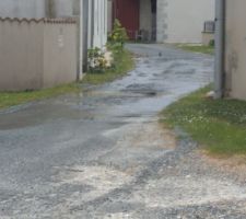L'eau sortant du sol coule depuis trois heures dans la rue