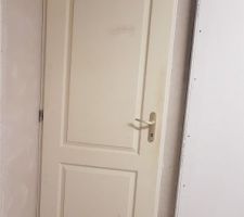 Pose provisoire d'une porte pour éviter la poussière au rez de chaussée