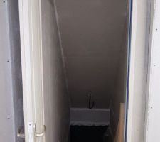 Vue escalier avec porte provisoire