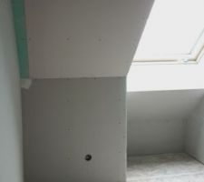 Entourage de fenêtre chambre 3 en placo hydro